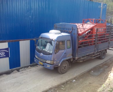 中鐵五局西成客專洗石機(jī)抵達(dá)攪拌站場地